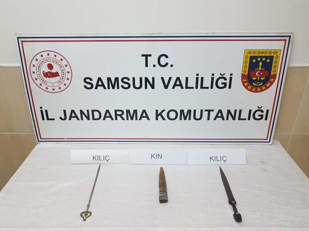 SAMSUN'UN ALAÇAM İLÇESİNDE TARİHİ ESER NİTELİĞİNDEKİ 2 ADET KILIÇ VE KILICA AİT 1 ADET KIN’I SATMAYA ÇALIŞAN SAİM S. İSİMLİ ŞAHIS YAKALANDI