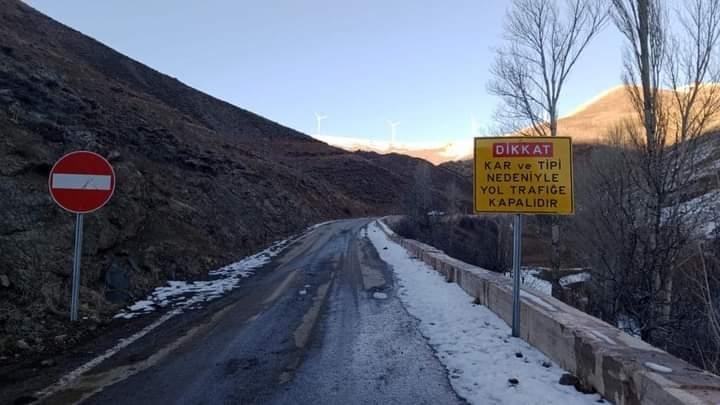 BAYBURT'TA DÜNYANIN EN TEHLİKELİ YOLLARINDAN BİRİSİ OLARAK NİTELENDİRİLEN VE KIŞ AYLARINDA ÖZELLİKLE NAVİGASYONUN SAPTIRMASI SONUCU TURİSTLERİN YOLDA MAHSUR KALDIĞI SOĞANLI DAĞI GÜZERGAHI YOLU KAPATILDI
