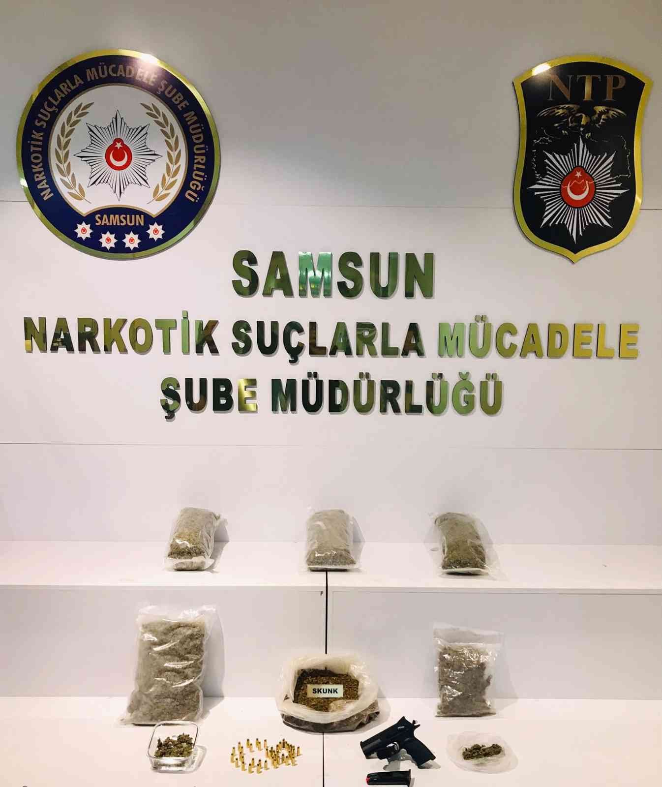 SAMSUN’DA BÜYÜK MİKTARDA UYUŞTURUCU ELE GEÇİRİLDİ . ARKOTİK EKİPLERİNİN TAKİBİ SONUCU 2 KİLO 589 GRAM SKUNK MADDESİ VE TABANCA ELE GEÇİRİRKEN, OLAYLA İLGİLİ 1 KİŞİ GÖZALTINA ALINDI