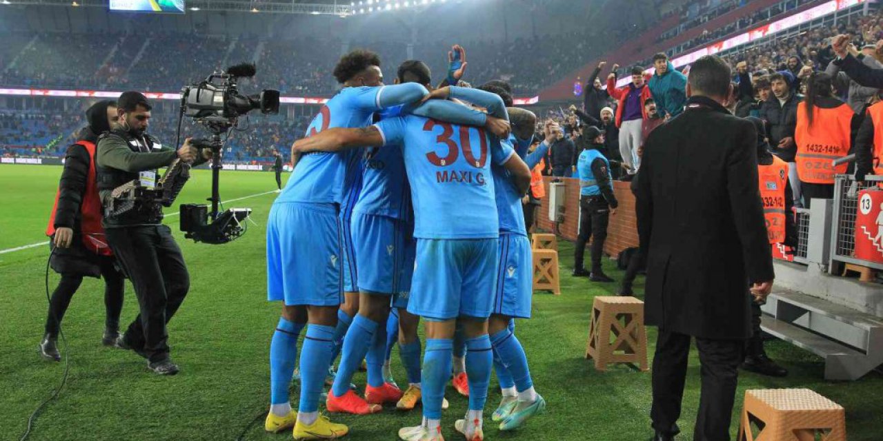 SPOR TOTO SÜPER LİG'İN 17. HAFTASINDA TRABZONSPOR , KONUK ETTİĞİ GİRESUNSPOR'U KARADENİZ DERBİSİNDE 3 - 0 MAĞLUP ETTİ