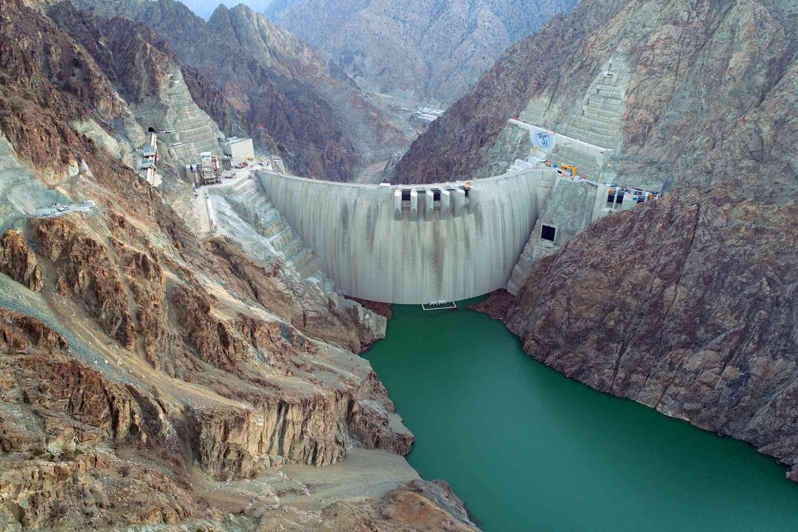 ARTVİN'DE SU TUTULMAYA BAŞLAYAN YUSUFELİ BARAJI VE HES'DE SULAR YÜKSELMEYE DEVAM EDİYOR. SU SEVİYESİ 62 METREYİ BULURKEN, DEPOLANAN SU MİKTARI 44,5 MİLYON METREKÜP SEVİYESİNE ULAŞTI