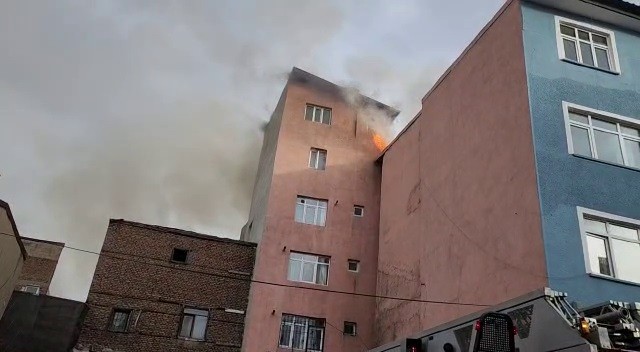 ERZURUM'UN YAKUTİYE İLÇESİNDE BİR BİNANIN ÇATI KATINDA ÇIKAN YANGIN PANİĞE NEDEN OLDU. VATANDAŞLAR, DURUMU İTFAİYEYE BİLDİRDİ. BÖLGEYE SEVK EDİLEN İTFAİYE EKİPLERİ, MERDİVENLİ İTFAİYE ARACIYLA YANGINA MÜDAHALE ETTİ