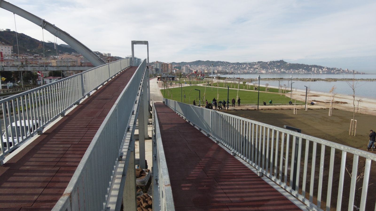 RİZE BELEDİYESİ İLE KARAYOLARI GENEL MÜDÜRLÜĞÜ İŞBİRLİĞİYLE ŞEHRİMİZDE BULUNAN ÜST GEÇİTLERİN BİR KISMI YENİDEN DÜZENLENİRKEN,ÜST GEÇİT İHTİYACI OLAN DİĞER BÖLGELERDE YENİ ÜST GEÇİT YAPIM ÇALIŞMALARI DEVAM EDECEĞİ ÖĞRENİLDİ