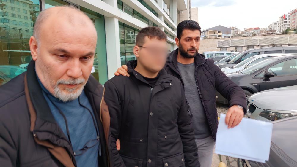 SAMSUN'DA OKUYAN 2 ÇOCUĞUNU GÖRMEYE GİDEN ANNESİNİ OKULDA ÖLDÜRÜP, ERKEK ARKADAŞINI DA OKUL BAHÇESİNDE AĞIR YARALAYAN 17 YAŞINDAKİ ÇOCUK ÇIKARILDIĞI MAHKEMECE TUTUKLANDI