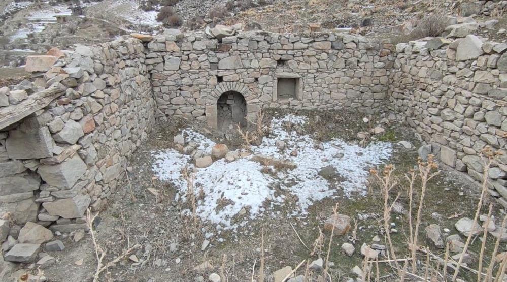 ERZURUM'UN UZUNDERE İLÇESİNDEKİ PRASAOR (HALK DİLİNDE PAYSOR) MEVKİİ, BİNLERCE YILLIK MEDENİYETE EV SAHİPLİĞİ YAPMIŞ BİR BÖLGE OLARAK KEŞFEDİLMEYİ BEKLİYOR
