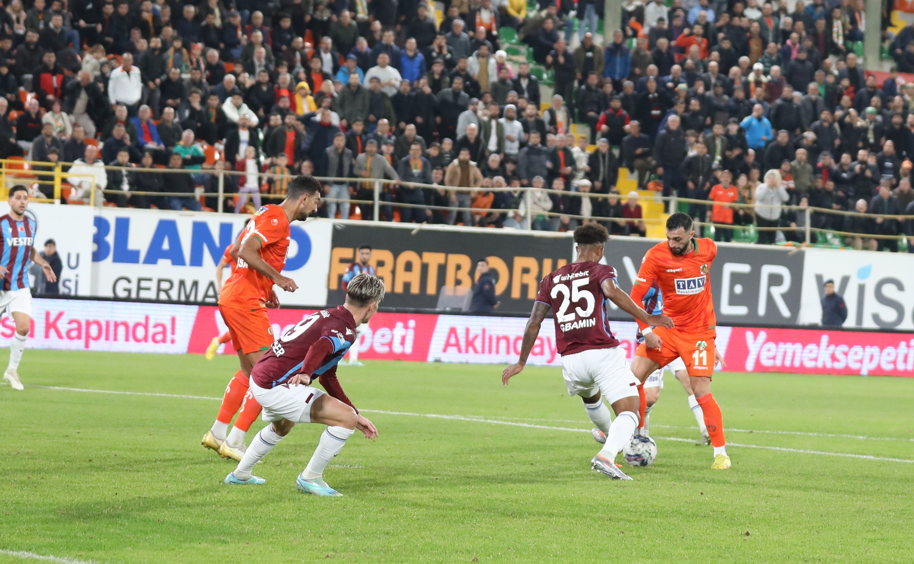 SÜPER LİG'DE 18. HAFTASININ KAPANIŞ MAÇINDA TRABZONSPOR , DEPLASMANDA ALANYASPOR'A 5 - 0 MAĞLUP OLDU