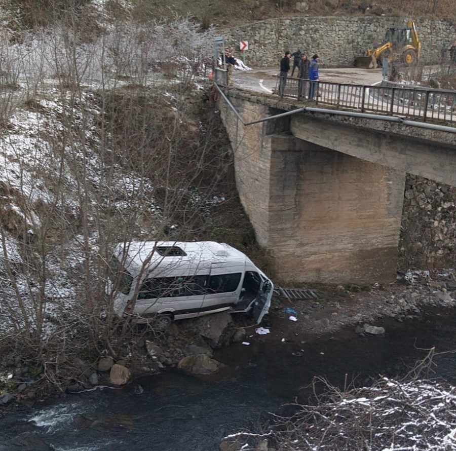 ORDU'NUN GÖLKÖY İLÇESİNDE BUZLANMA NEDENİYLE KONTROLDEN ÇIKAN ÖĞRENCİ SERVİSİ KÖPRÜDEN UÇTU.: 4 ÖĞRENCİ YARALI