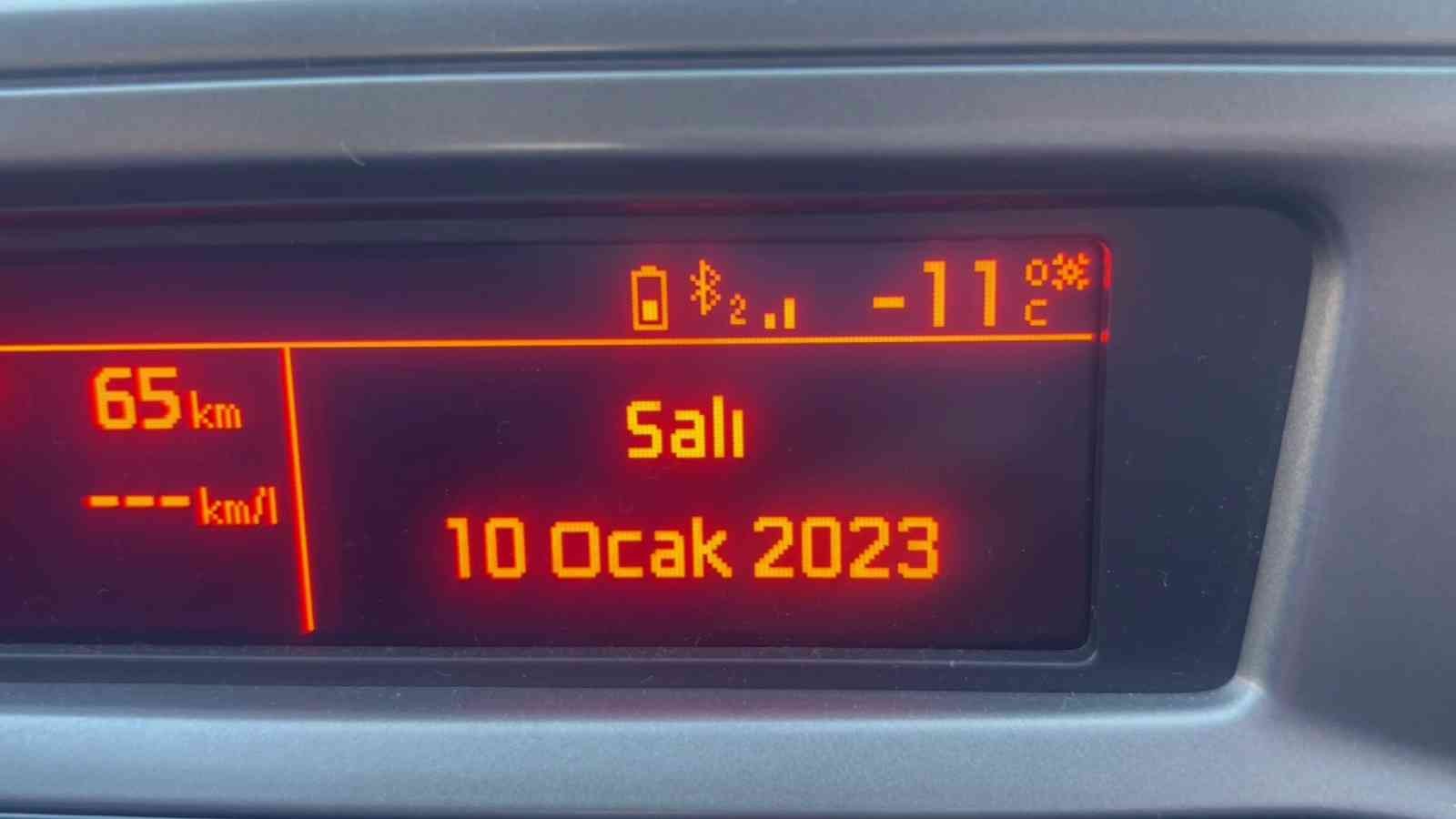 ERZURUM'DA HAVA SICAKLIĞI GECE SIFIRIN ALTINDA 18, GÜNDÜZ İSE SIFIRIN ALTINDA 11 DERECEYE DÜŞMESİYLE HER YER BUZ TUTTU