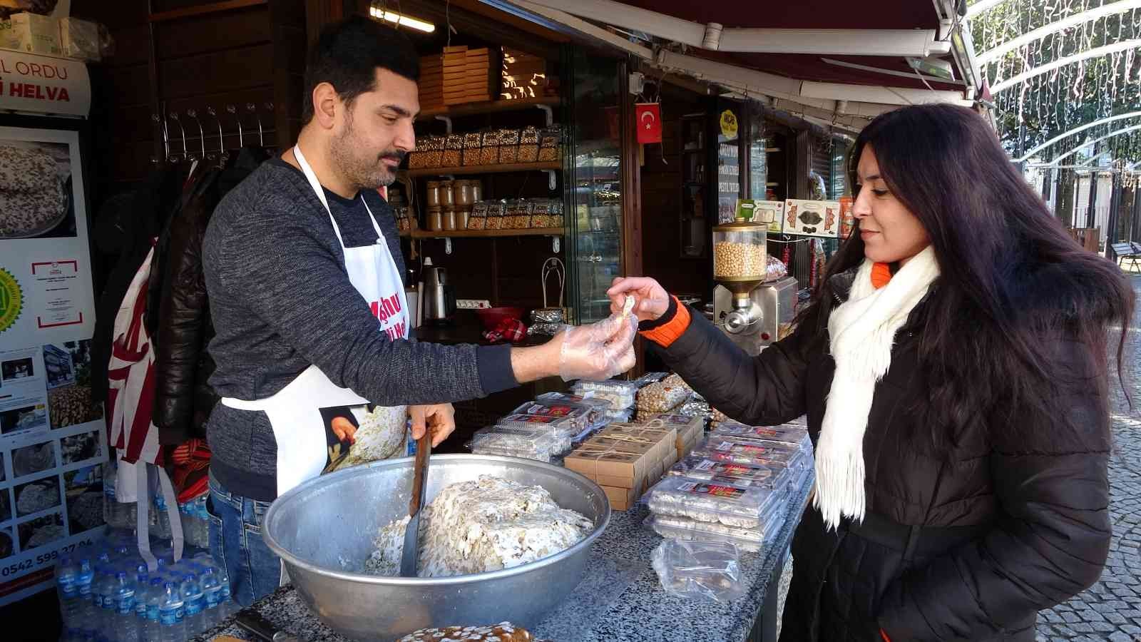ORDU'NUN YÖRESEL LEZZETLERİNDEN OLAN CEVİZLİ HELVA, KIŞ AYLARINDA SICAK VÜCUDU SICAK TUTMA ÖZELLİĞİ SAYESİNDE İLGİ GÖRÜYOR