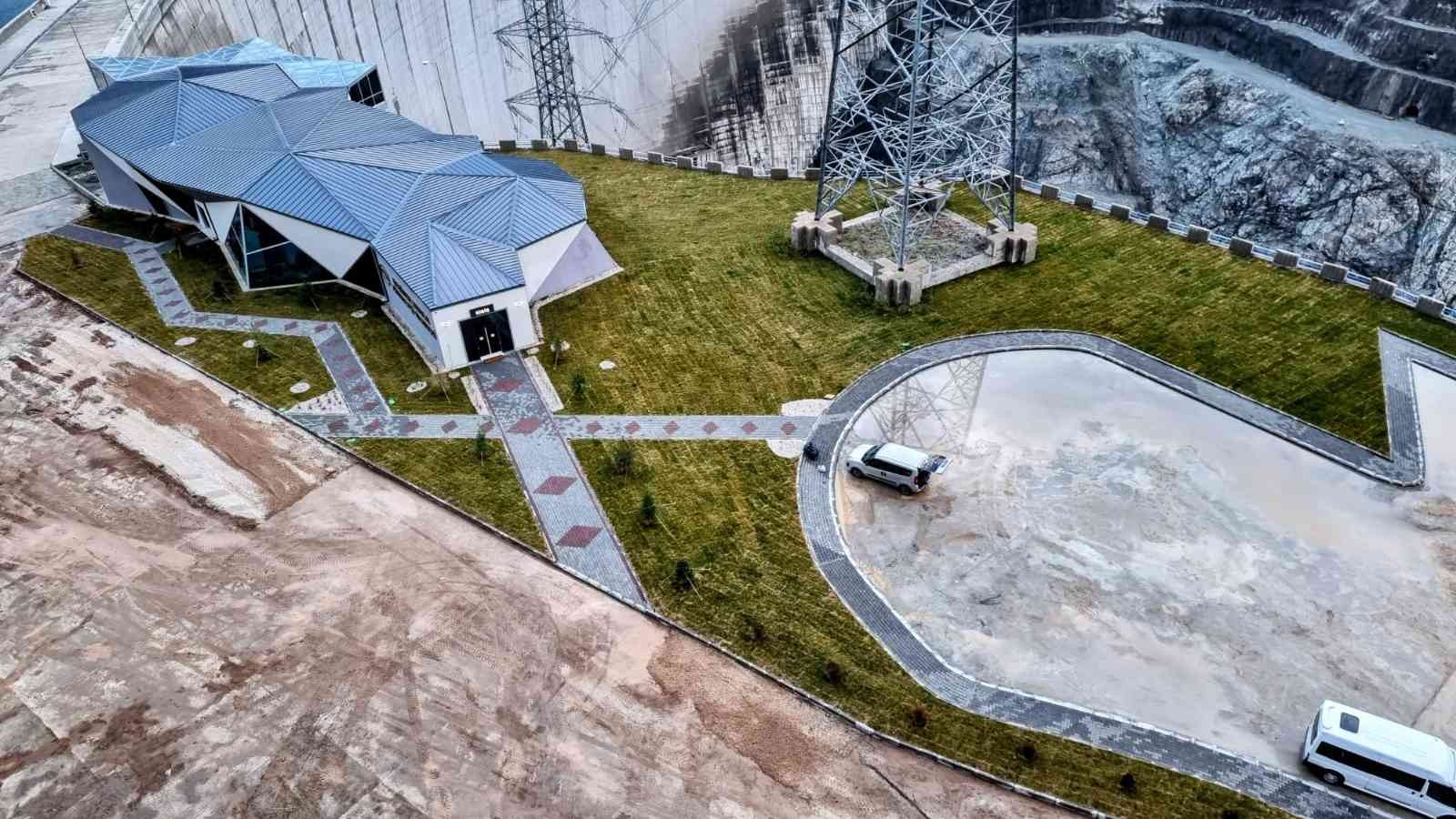 ARTVİN’DE BARAJLAR MÜZESİ ZİYARETE AÇILDI. ARTVİN DERİNER BARAJI GÖVDESİ ÜZERİNDE YAPILAN BARAJLAR MÜZESİNDE ÇORUH NEHRİ ÜZERİNDE İNŞA EDİLEN 5 BARAJIN MAKETİ YER ALIYOR
