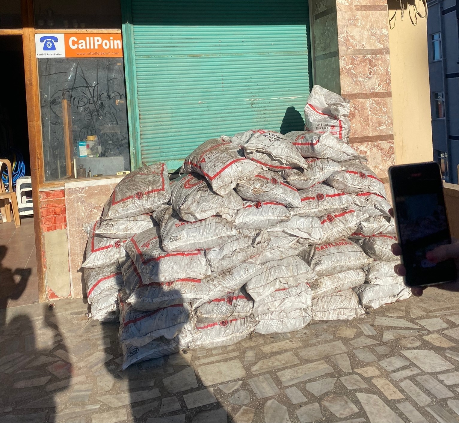 ORDU'DA, İHTİYAÇ SAHİBİ VATANDAŞLARA ÜCRETSİZ DAĞITILAN YARDIM KÖMÜRLERİNİ SATIN ALARAK, PARA KARŞILIĞI SATTIĞI İDDİA EDİLEN BİR KİŞİ YAKALANDI