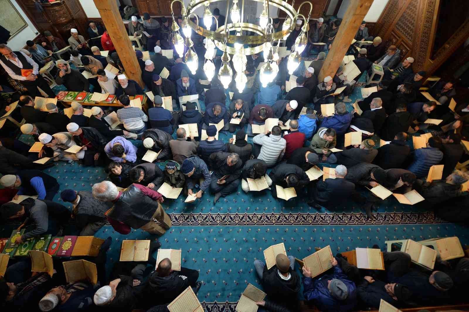 ERZURUM'DA "BİNBİR HATİM" GELENEĞİNİ SÜRDÜREN VATANDAŞLAR, AYAZ PAŞA CAMİİ'NDE SABAH NAMAZI ÖNCESİ KURAN-I KERİM OKUYARAK GÜNE BAŞLIYORLAR