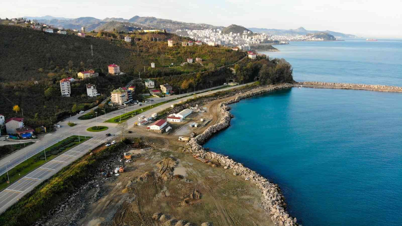 GİRESUN'UN UZUNCAKUM MEVKİİNE PROJELENDİRİLEN TÜRKİYE'NİN EN BÜYÜK BALIKÇI BARINAĞI OLAN SU ÜRÜNLERİ MERKEZİ'NİN YAPIM ÇALIŞMALARINDA YÜZDE 28'E ULAŞILDI