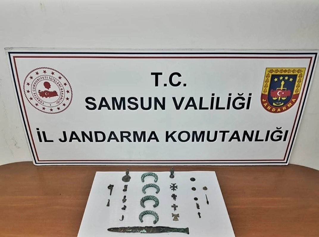 SAMSUN'DA JANDARMA EKİPLERİ TARAFINDAN YAPILAN ÇALIŞMA NETİCESİNDE 2 ŞAHSIN ARACINDAN ÇOK SAYIDA TARİHİ ESER ELE GEÇİRİLDİ