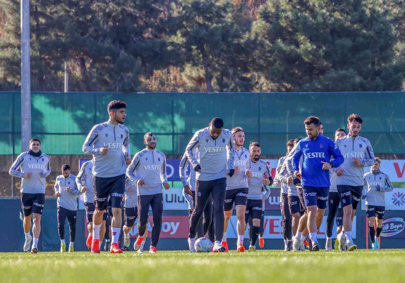 SPOR TOTO SÜPER LİG'DE ZOR GÜNLER GEÇİREN TRABZONSPOR, KONUK EDECEĞİ MEDİPOL BAŞAKŞEHİR KARŞISINDA ALACAĞI PUAN YA DA PUANLARLA MORAL BULMAK İSTİYOR