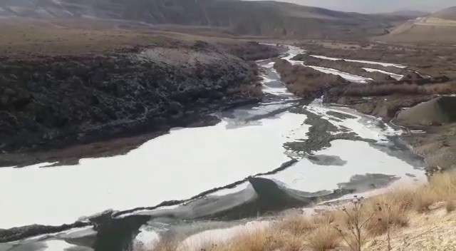 ERZURUM'UN TEKMAN İLÇESİ SINIRLARINDAN GEÇEN ARAS NEHRİ BUZ TUTTU. NEHİR BOYUNCA BAZI YERLER BUZLA KAPLIYKEN, BAZI BÖLGELERDE İSE AĞAÇLARDA OLUŞAN KIRAĞIYLA ADETA GÖRSEL BİR ŞÖLEN OLUŞTU