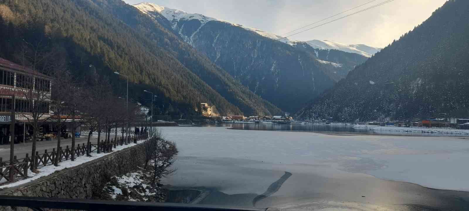 TRABZON'UN ÇAYKARA İLÇESİNDE DÜNYACA ÜNLÜ TURİZM MERKEZİ UZUNGÖL'ÜN BÜYÜK BİR BÖLÜMÜ YÖREDE ETKİLİ OLAN SOĞUK HAVA NEDENİYLE BUZ TUTTU