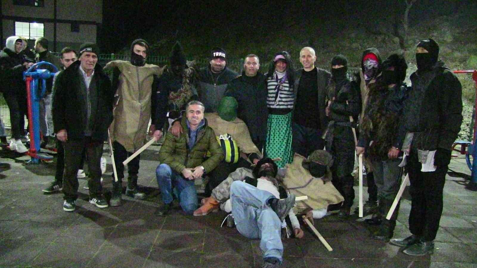 DOĞU KARADENİZ BÖLGESİ'NDE ASIRLARDIR SÜRDÜRÜLEN BİR RUMİ YILBAŞI EĞLENCESİ OLAN KALANDAR ETKİNLİĞİ ARTVİN'DE DE RENKLİ GÖRÜNTÜLERE SAHNE OLDU