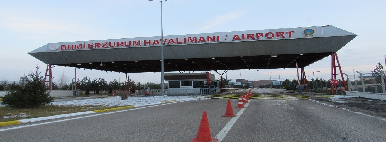 ERZURUM HAVALİMANINDA 6 BİN 720 İÇ, 167 DIŞ HAT ÜZERİNDEN OLARAK TOPLAM 6 BİN 887 SEFER GERÇEKLEŞTİRİLDİ. BİR ÖNCEKİ YILA GÖRE İÇ HAT UÇAK SEFERİ SAYISI YÜZDE 4 ORANINDA ARTTI. 864 BİN 506 YOLCU YARARLANDI.