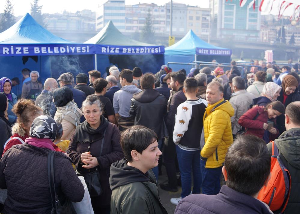 RİZE BELEDİYESİNİN DÜZENLEDİĞİ 7. HAMSİ FESTİVALİ HALKIN BÜYÜK İLGİSİYLE DÜZENLENİYOR. HALK GÖNLÜNCE HORON OYNUYOR PİŞİRİLEN HAMSİLERDEN TADIYOR