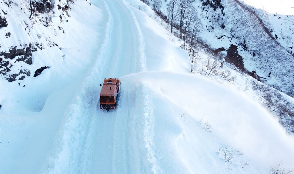 ARTVİN'İN MACAHEL BÖLGESİNDE ETKİLİ OLAN KAR YAĞIŞI SONRASI KAR KALINLIĞI 1,5 METREYİ BULURKEN, EKİPLER TARAFINDAN BÖLGENİN YOLU BİR HAFTALIK YOĞUN ÇALIŞMA SONRASINDA YENİDEN ULAŞIMA AÇILDI