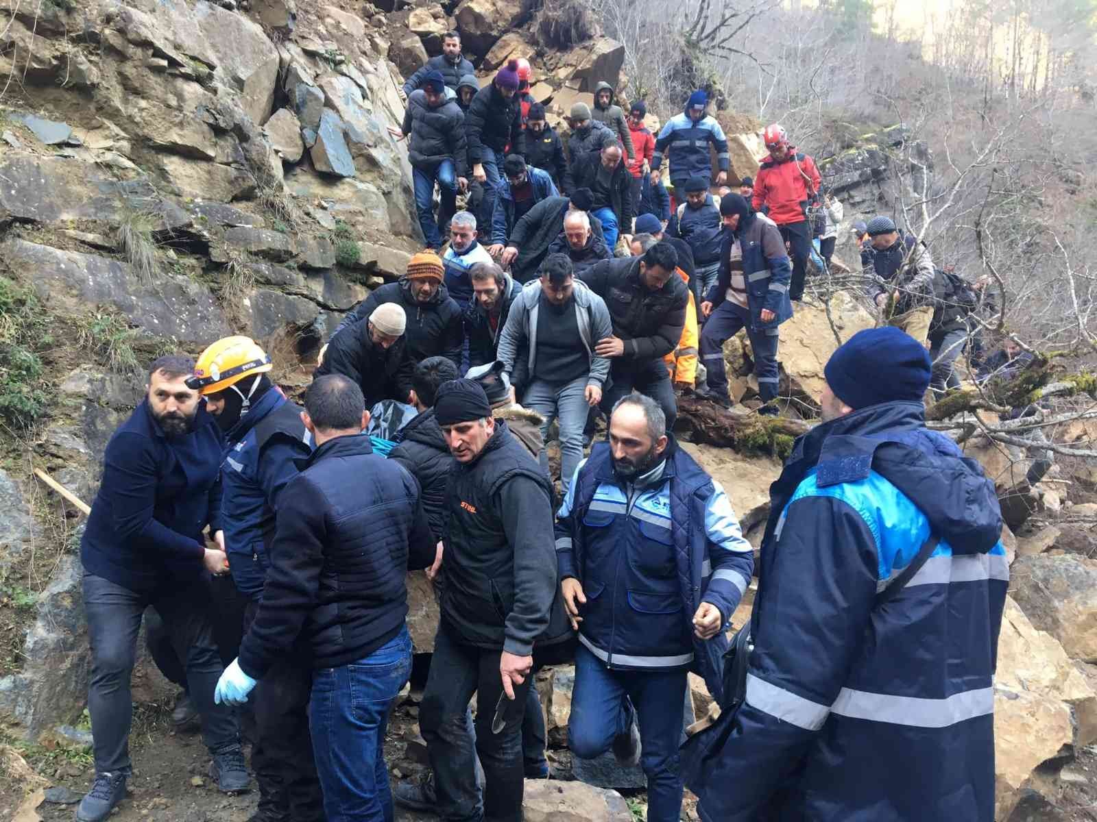 ARTVİN'İN BORÇKA İLÇESİNDE AVLANMAK İÇİN EVDEN ÇIKAN VE BİR DAHA KENDİSİNDEN HABER ALINAMAYAN 63 YAŞNDAKİ ÖMER ÖZÇELİK'İN CANSIZ BEDENİ EKİPLER TARAFINDAN ORMANLIK ALANDA BULUNDU