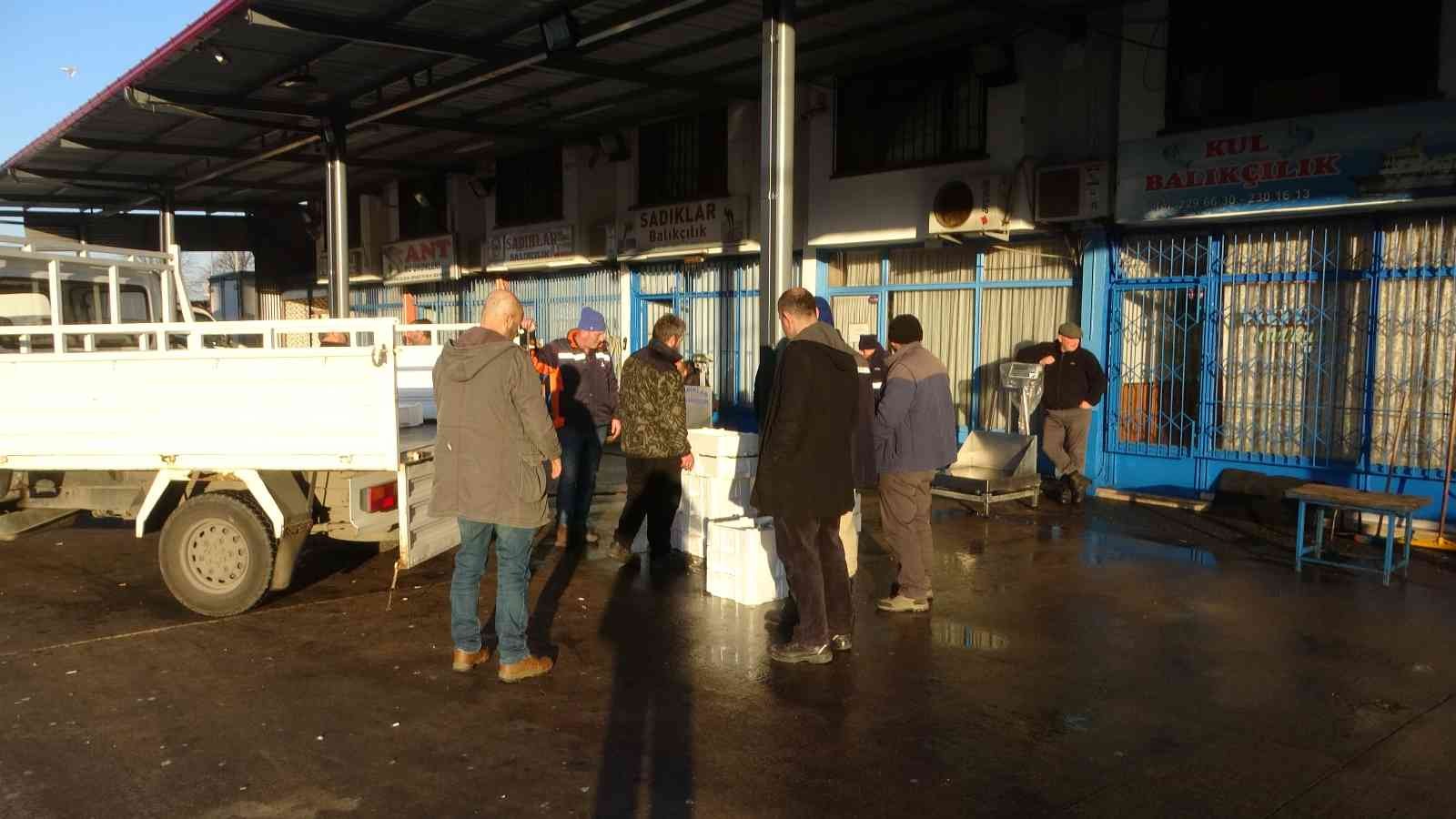 BALIK HALLERİNDE BUGÜNLERDE EN DURGUN DÖNEMİNİ YAŞARKEN, GELEN HAMSİ MİKTARI DA GÜN GEÇTİKÇE AZALIYOR. 1 AY ÖNCESİNE KADAR BALIK HALİNE 2 BİN KASANIN ÜZERİNDE HAMSİ GELİRKEN BU RAKAM NEREDEYSE 500 KASAYA KADAR GERİLEDİ