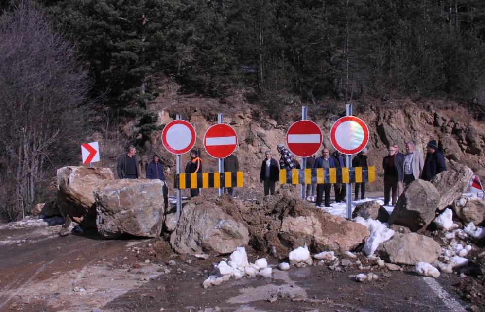 GİRESUN'UN ALUCRA İLÇESİNİN ESPİYE KARAYOLU ÇAKRAK KÖYÜ MEVKİİNDEN ULAŞIMA KAPATILINCA YÖRE HALKININ 25 KİLOMETRELİK YOLU YAKLAŞIK 500 KİLOMETRE UZUYOR. BİRÇOK KÖYLÜ DE ULAŞIM SORUNU NEDENİYLE GÖÇ ETMEK ZORUNDA KALIYOR