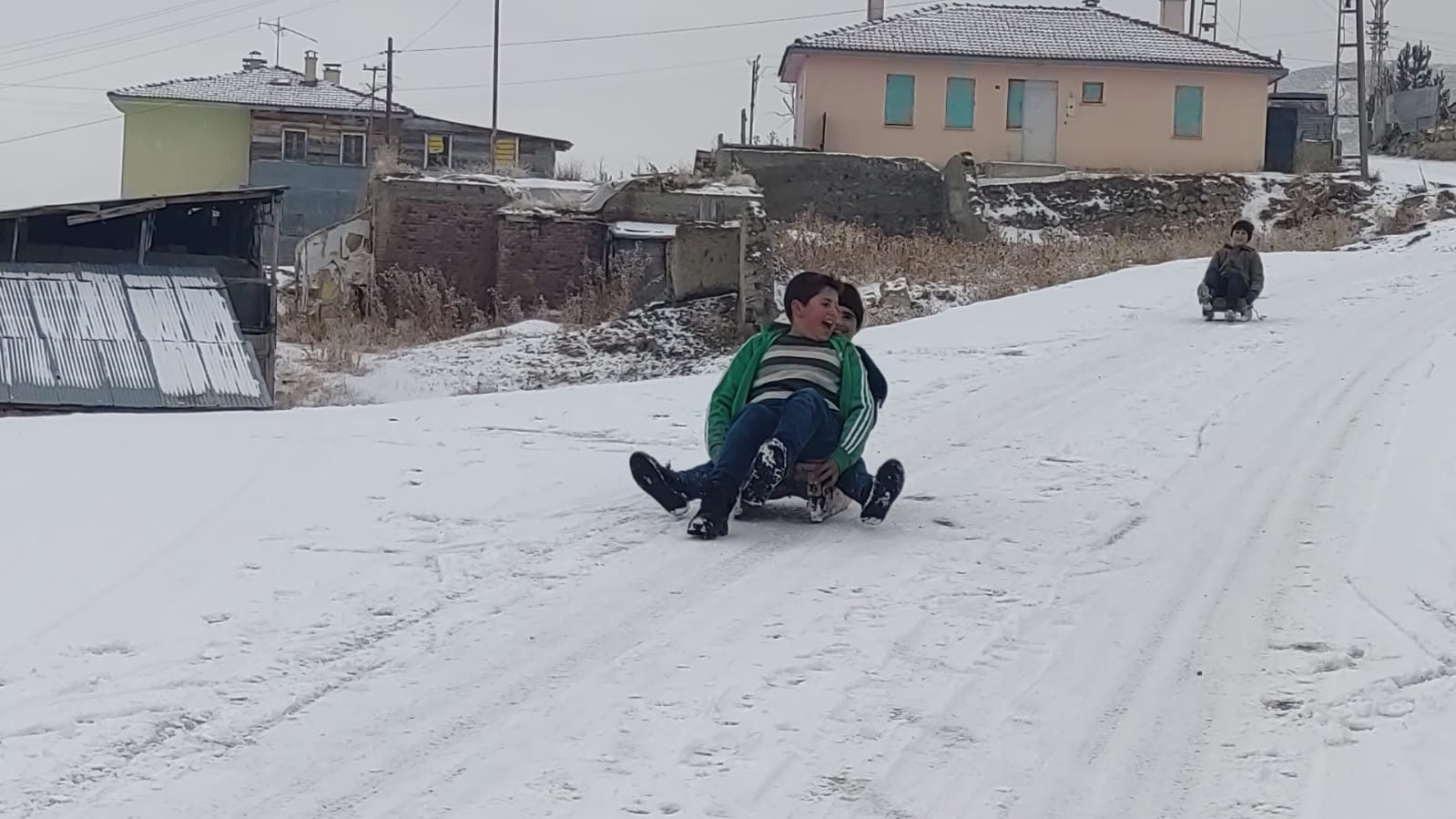 ERZURUM'UN AŞKALE İLÇESİNDE ETKİLİ OLAN KAR YAĞIŞI EN FAZLA ÇOCUKLARI SEVİNDİRDİ. GÖKÇEBÜK MAHALLESİ'NDE KAR YAĞIŞINI FIRSAT BİLEN ÇOCUKLAR KIZAK KEYFİ YAPARAK KARI EĞLENCEYE DÖNÜŞTÜRDÜ