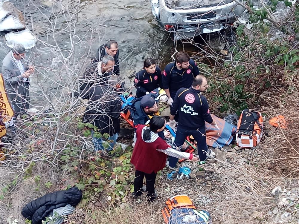 ARTVİN'İN ARDANUÇ İLÇESİNDE SÜRÜCÜSÜNÜN KONTROLÜNÜ KAYBETTİĞİ ARAÇ DEREYE DÜŞTÜ. OTOMOBİL İÇİNDE BULUNAN 3 KİŞİ EKİPLER TARAFINDAN KURTARILDI