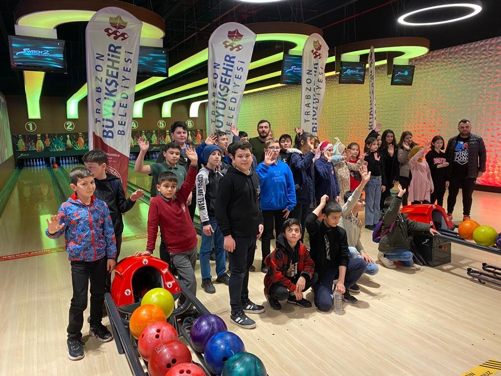 TRABZON BÜYÜKŞEHİR BELEDİYESİ, SPOR ETKİNLİKLERİ KAPSAMINDA ÖĞRENCİLERİ BOWLİNGLE BULUŞTURUYOR. TRABZON'UN 18 İLÇESİNDE YAŞAYAN ÖĞRENCİLERİN KATILDIĞI ETKİNLİKLERDE RENKLİ GÖRÜNTÜLER ORTAYA ÇIKIYOR