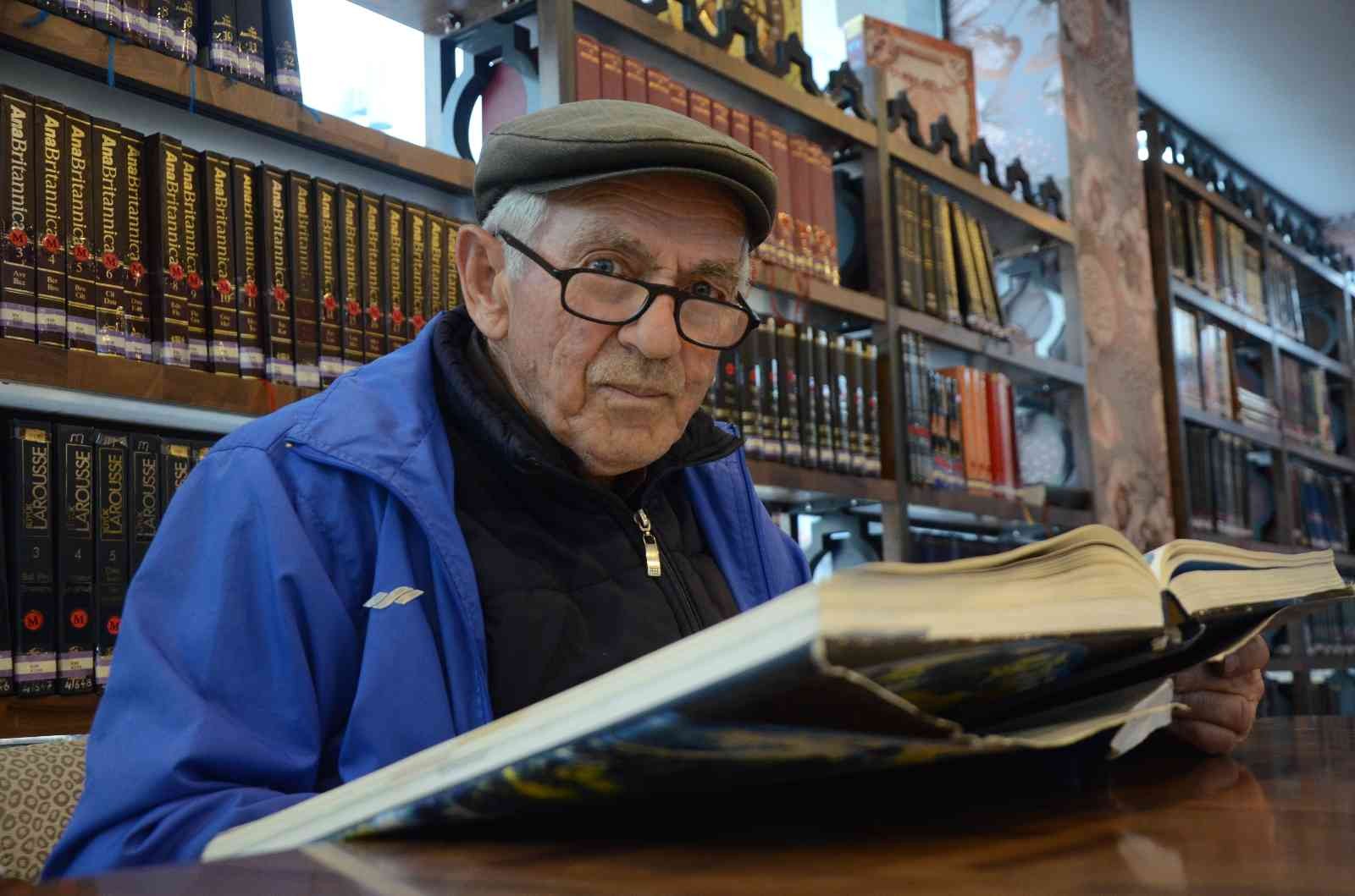 ORDU'DA YAŞAYAN 80 YAŞINDAKİ GENCER SOYSAL, HER GÜN BELİRLİ SAATLERDE KÜTÜPHANEYE GİDEREK BİLGİ TAZELİYOR