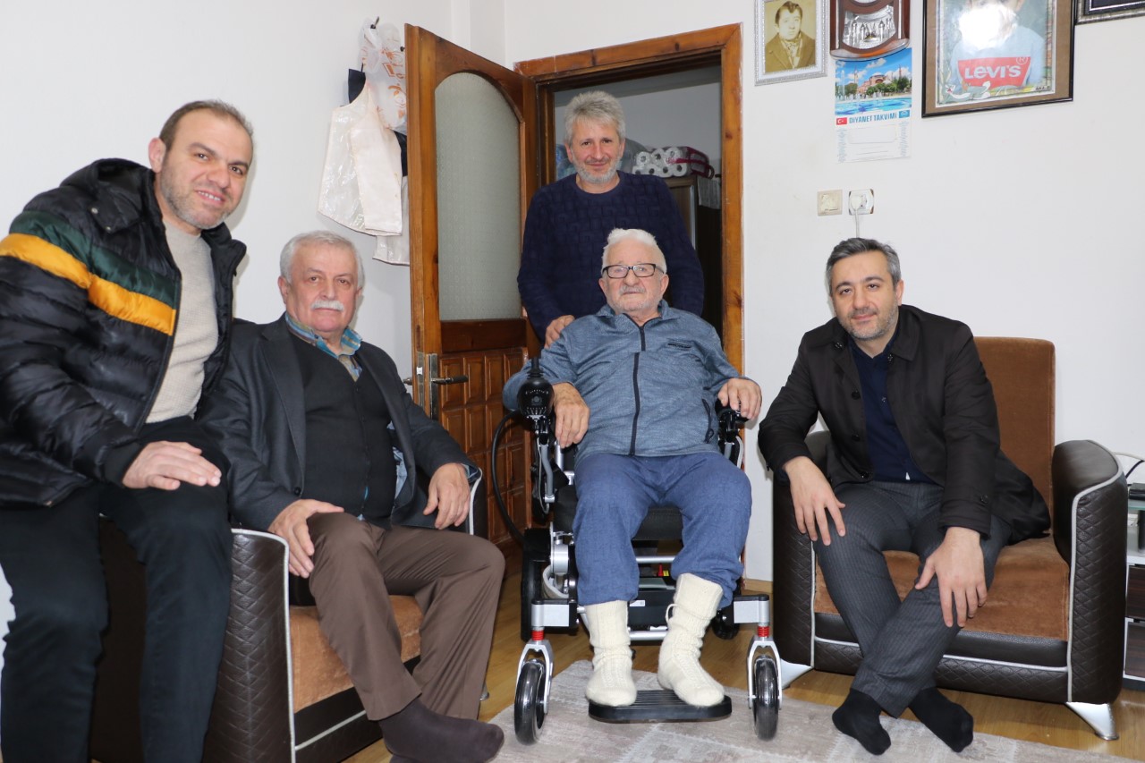RİZE İL GENEL MECLİSİ BAŞKANI İBRAHİM TÜRÜT'ÜN GİRİŞİMLERİYLE ALINAN 6 ADET AKÜLÜ ENGELLİ ARACI, İHTİYAÇ SAHİPLERİNE ULAŞTIRILDI