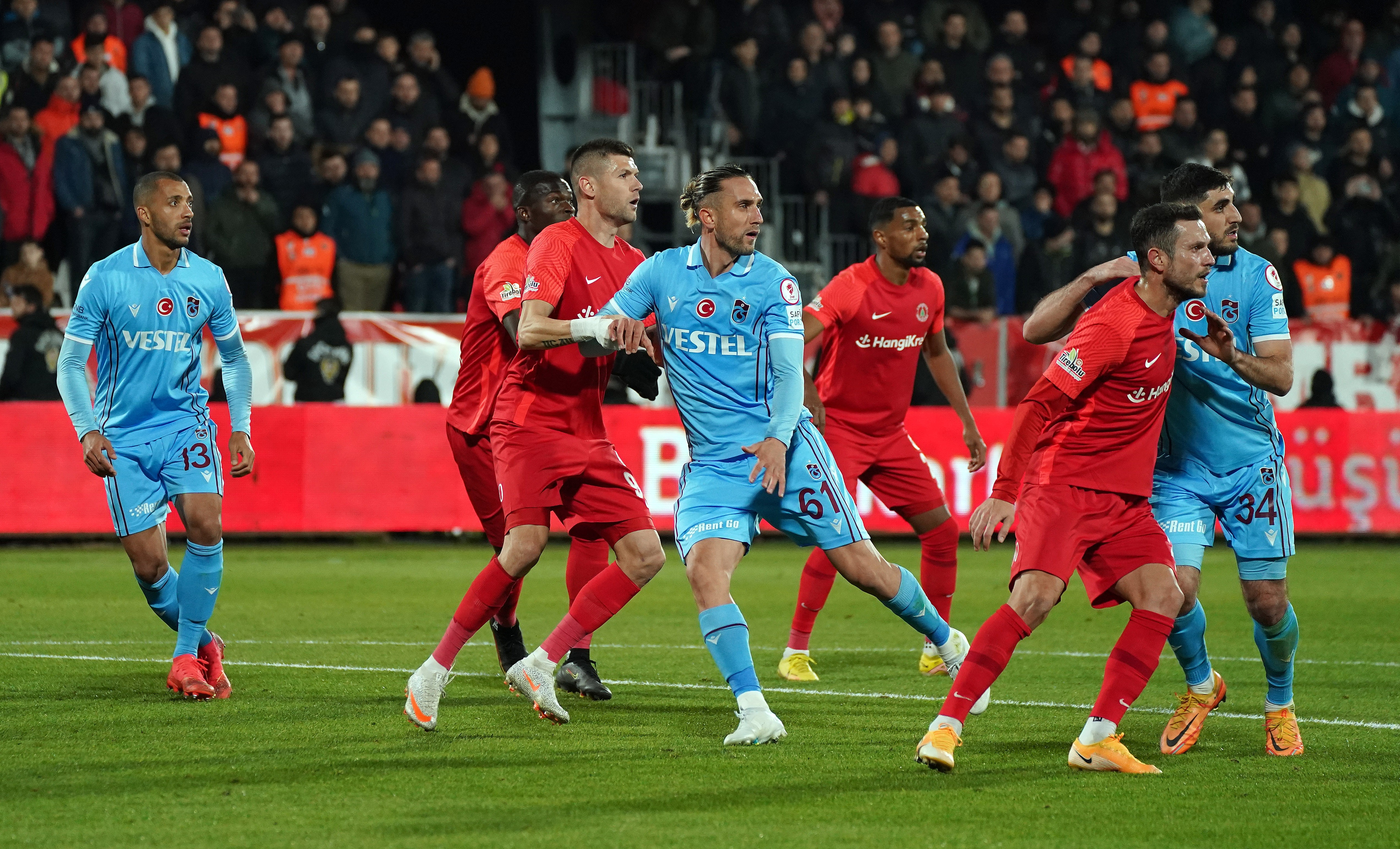 ZİRAAT TÜRKİYE KUPASI SON 16 TURU'NDA TRABSONSPOR DEPLASMANDA KARŞILAŞTIĞI ÜMRANİYESPOR'U UZATMALARDA 4 - 1 MAĞLUP EDEREK ÇEYREK FİNALE YÜKSELDİ