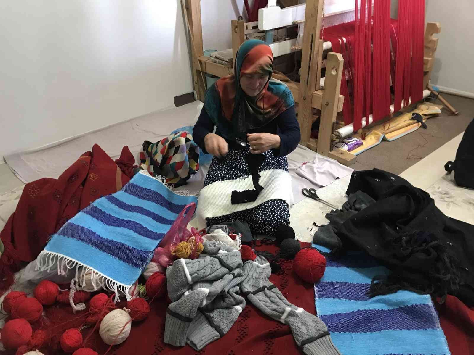 BAYBURT'TA YAŞAYAN SÜHEYLA DEMİR, EVİNİN BİR ODASINDA KURDUĞU TEZGAHINDA ESKİ KAZAKLARI SÖKEREK, YENİDEN KULLANILMAYA HAZIR ÜRÜNLER ÜRETİYOR