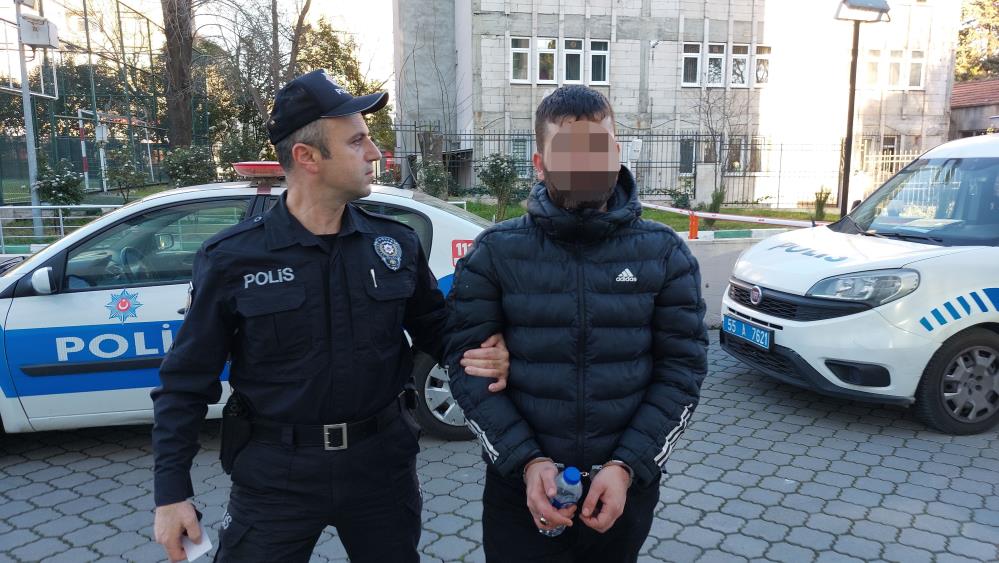 SAMSUN'DA YABANCI PLAKALI OTOMOBİLE SAHTE TÜRK PLAKASI TAKAN ŞAHISLAR KENT GÜVENLİK YÖNETİM SİSTEMİ'NİN(KGYS) İKİZ PLAKA UYARISI ÜZERİNE BİR KİŞİ SAHTE PLAK TAKTIKLARI ARAÇTA BİRLİKTE YAKALANDI