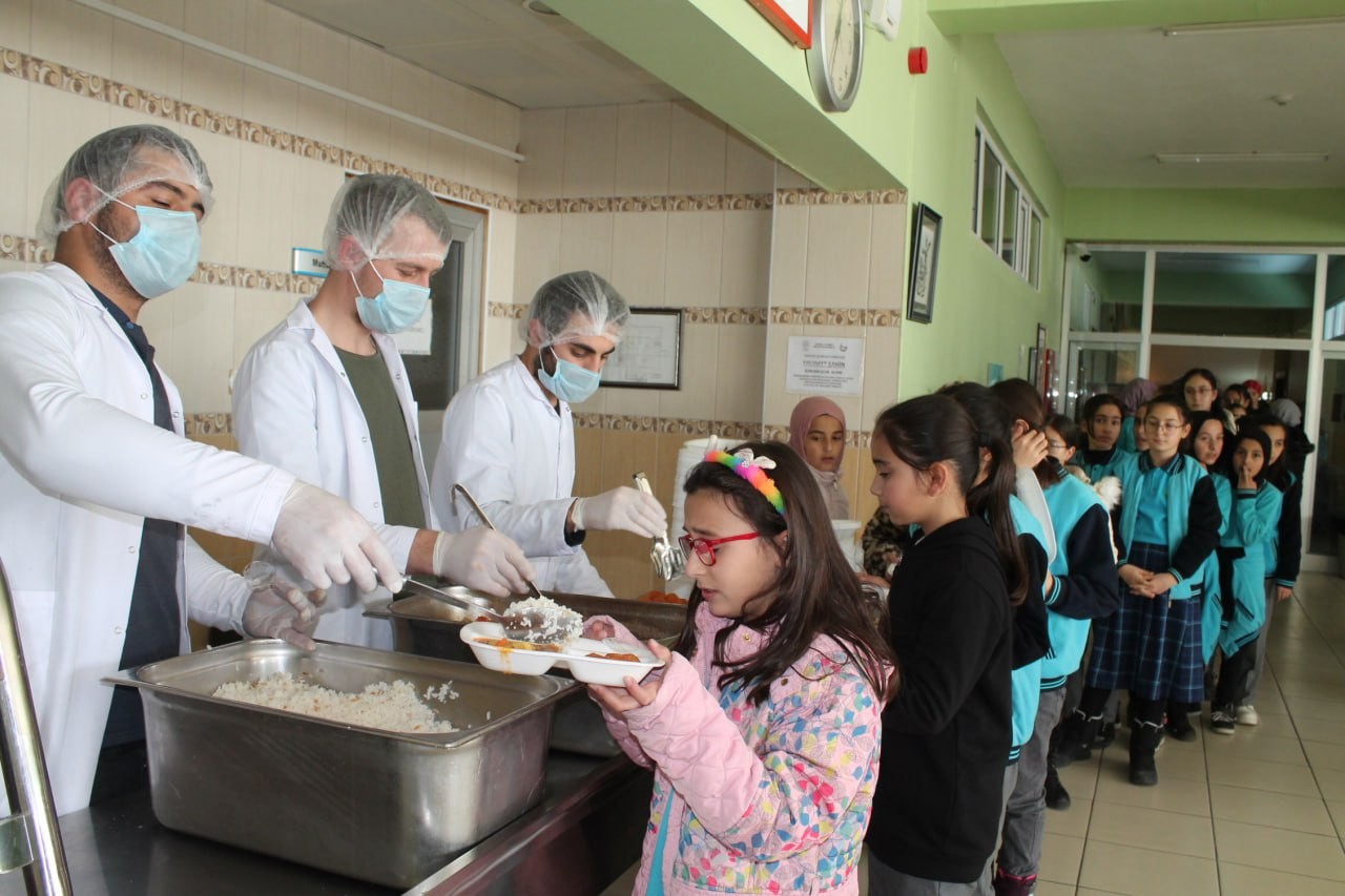 ÜCRETSİZ YEMEĞE ÖĞRENCİLERDEN TAM NOT: "ANNE ELİ DEĞMİŞ GİBİ" . MİLLİ EĞİTİM BAKANLIĞININ "EĞİTİME SOSYAL DESTEK" POLİTİKASI DAHİLİNDE BAYBURT GENELİNDE YAKLAŞIK 3 BİN 650 ÖĞRENCİ ÜCRETSİZ YEMEK HİZMETİND