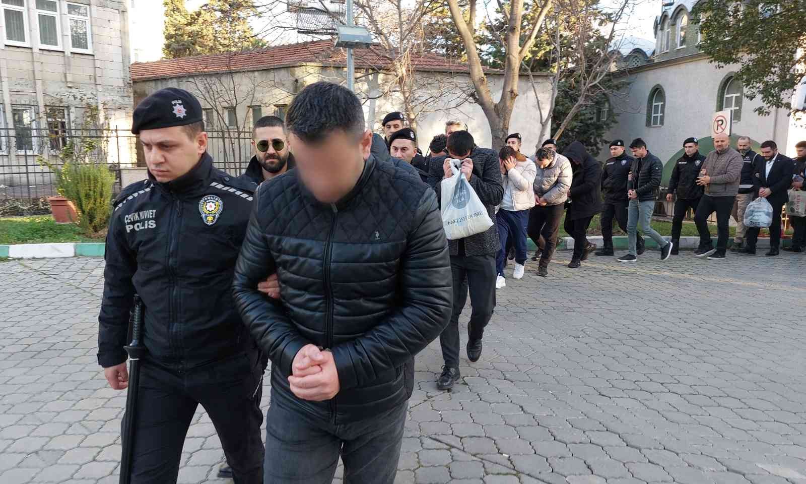 SAMSUN'DA TAPU MÜDÜRLÜĞÜNE YÖNELİK DÜZENLENEN RÜŞVET OPERASYONUNDA ARALARINDA TAPU ÇALIŞANLARI, EMLAKÇI VE MÜTEAHHİTLERİN DE BULUNDUĞU 13 KİŞİ ADLİYEYE SEVK EDİLDİ