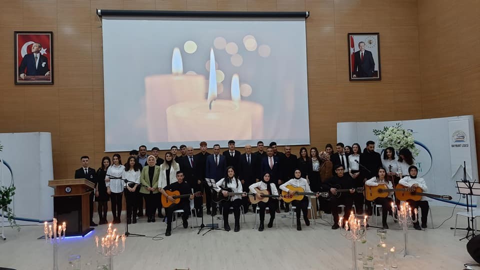 BAYBURT LİSESİ TARAFINDAN HAZIRLANAN "ZEMHERİDE ŞİİRLİ EZGİLER" PROGRAMINDA ÖĞRENCİLER TARAFINDAN BİRBİRİNDEN GÜZEL ŞİİRLER OKUNDU, ŞARKI VE TÜRKÜLER SÖYLENDİ