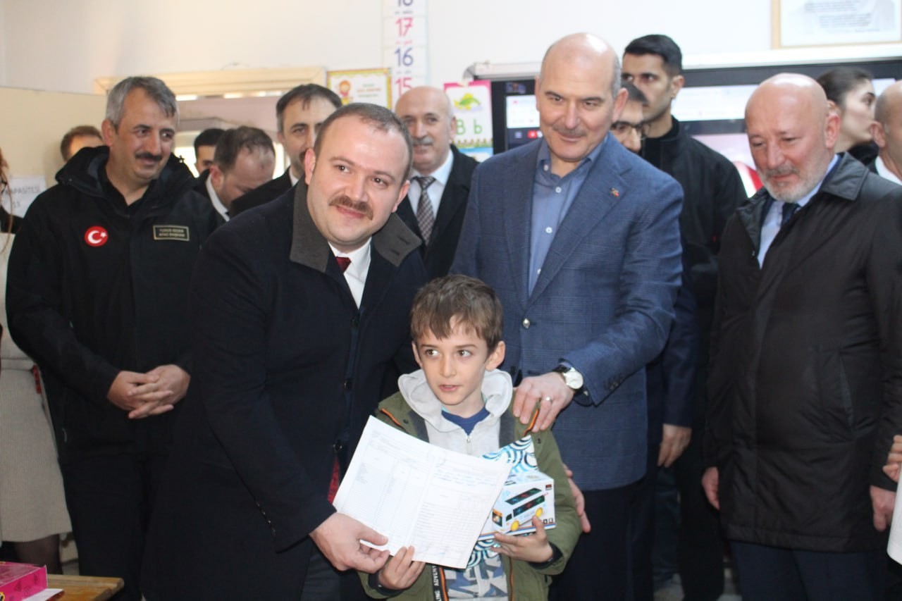 İÇİŞLERİ BAKANI SÜLEYMAN SOYLU, ÇIKAN YANGINDA 42 EV İLE 64 AHIR VE SAMANLIĞIN KÜL OLDUĞU ARTVİN'İN YUSUFELİ İLÇESİ DEREİÇİ KÖYÜNDE YAPILAN AFAD KONUTLARINI İNCELEDİ