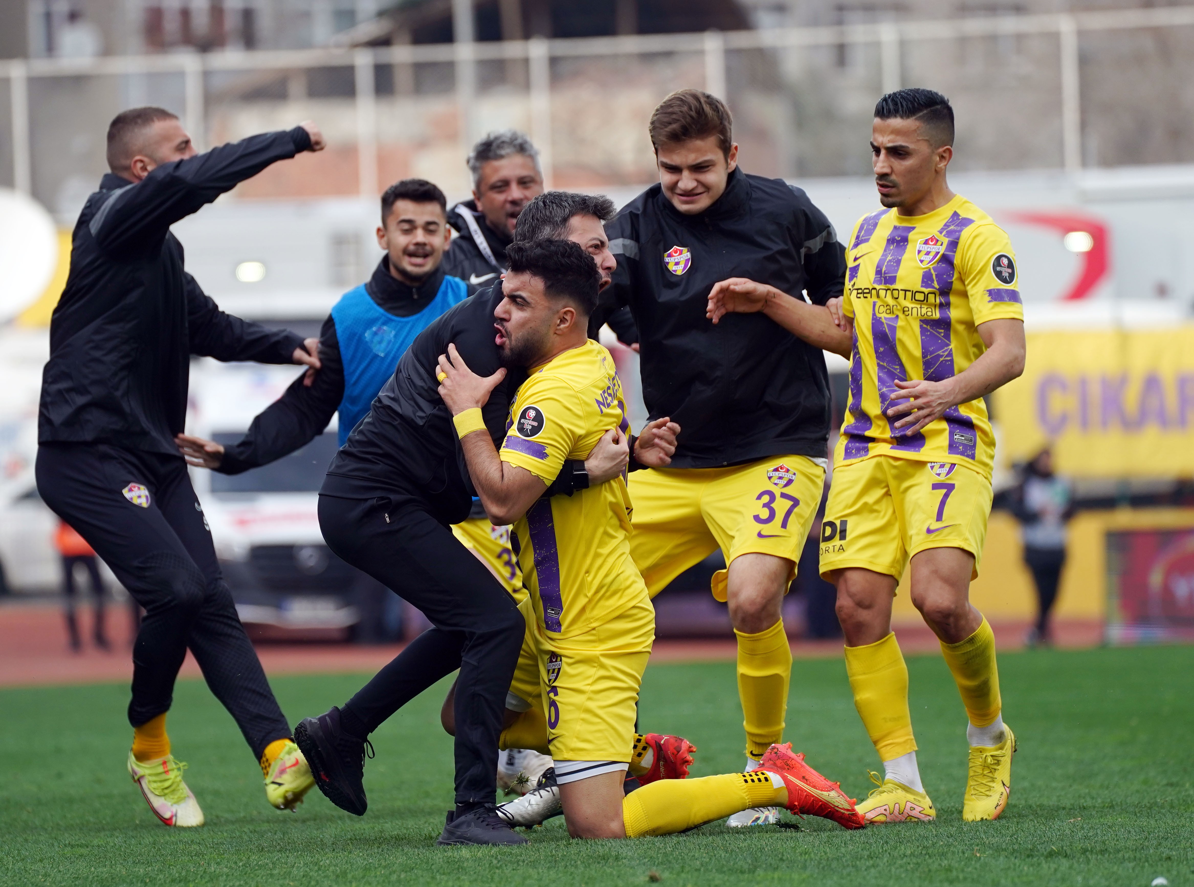 SPOR TOTO 1. LİG'İN 21. HAFTASINDA EYÜPSPOR , SAHASINDA KARŞILAŞTIĞI SAMSUNSPOR'A 4 - 1 SKORLA MAĞLUP OLDU