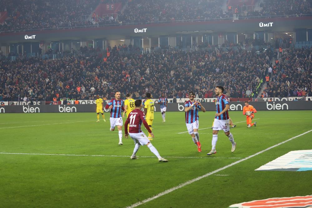 TRABZONSPOR SPOR TOTO SÜPER LİG'İN 20. HAFTASINDA İSTANBULSPOR'U 4-0 YENEN TRABZONSPOR, EVİNDE TOPLADIĞI PUANLARLA LİGDE ZİRVE YARIŞINA TUTUNDUBAŞKA