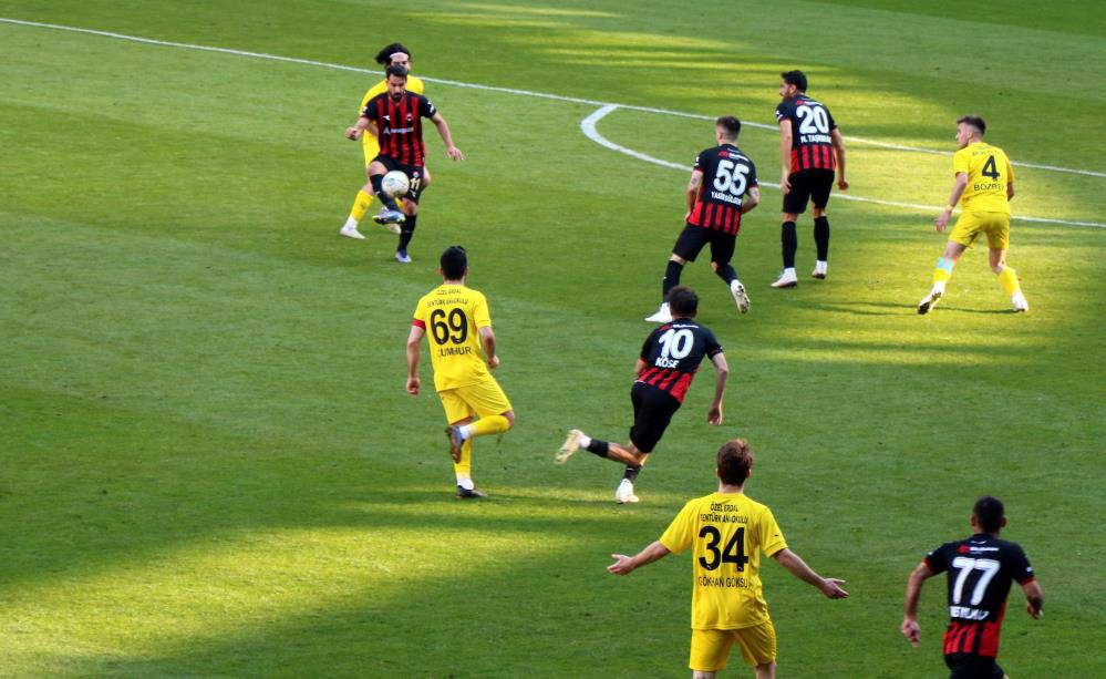 TFF 2. LİG BEYAZ GRUBUN 21. HAFTASINDA DEPLASMANDA 24ERZİNCANSPOR'A KONUK OLAN BAYBURT ÖZEL İDARE SPOR, 69'NCU DAKİKADA YEDİĞİ GOLLE MAÇTAN 1-0 YENİK AYRILDI