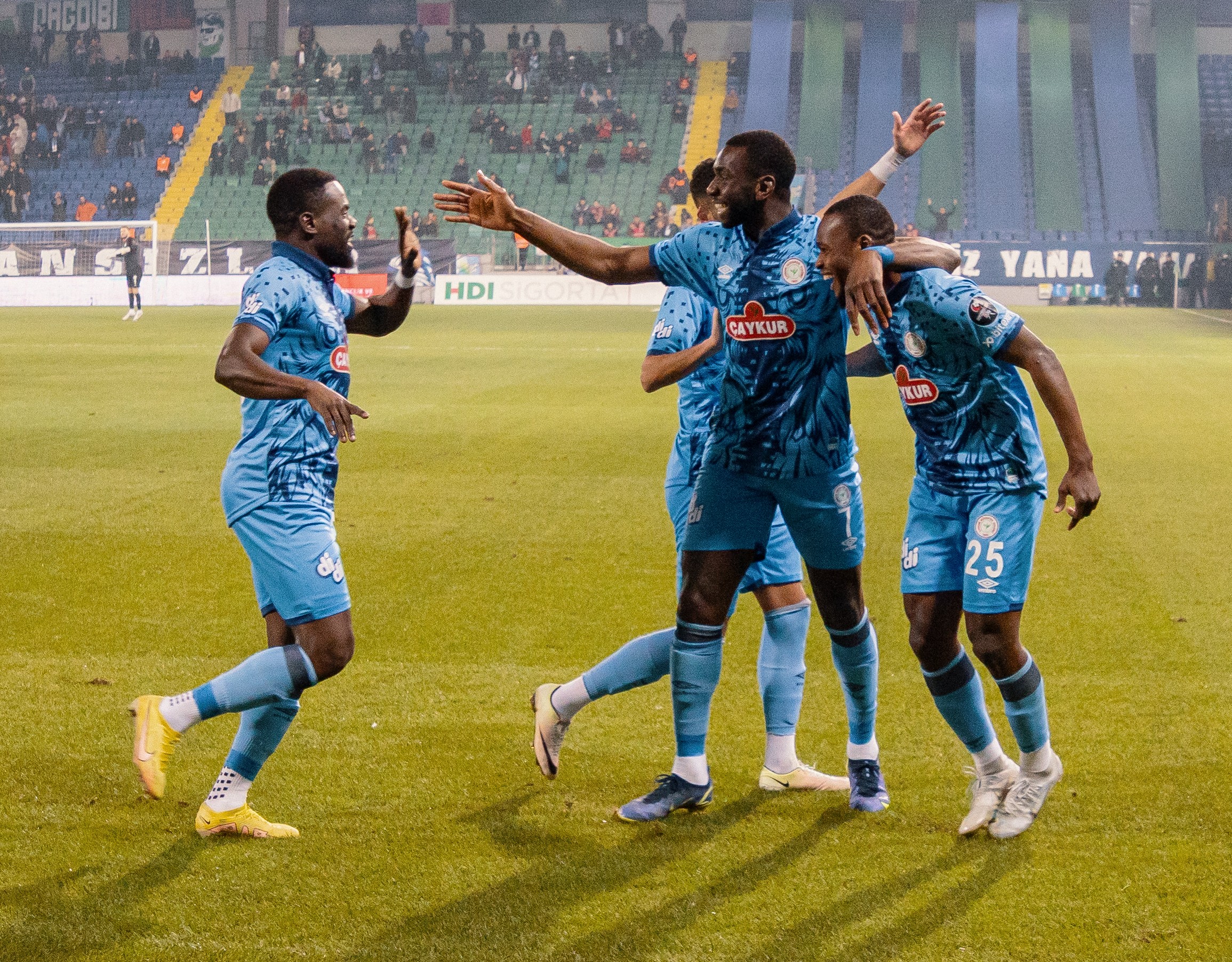 SPOR TOTO 1. LİG'İN 22. HAFTASINDA ÇAYKUR RİZESPOR , SAHASINDA KARŞILAŞTIĞI DENİZLİSPOR'U 3 - 1 'LİK SKORLA MAĞLUP ETTİ