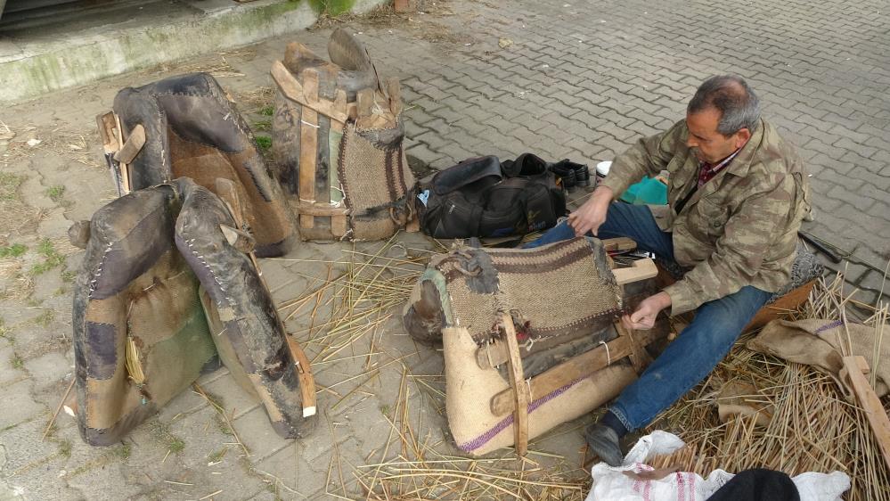 ORDU’DA TARIM ALETLERİNİN GELİŞMESİ İLE BİRLİKTE SEMERCİLİK MESLEĞİ UNUTULMAYA YÜZ TUTARKEN, 60 YILDIR MESLEĞİNİ DEVAM ETTİREN SEMER USTASI AZMİ KENAN DİKMEN , BU İŞİ KENDİSİNDEN SONRA YAPABİLECEK ÇIRAK YETİŞMEDİĞİNİ BELİRTİ
