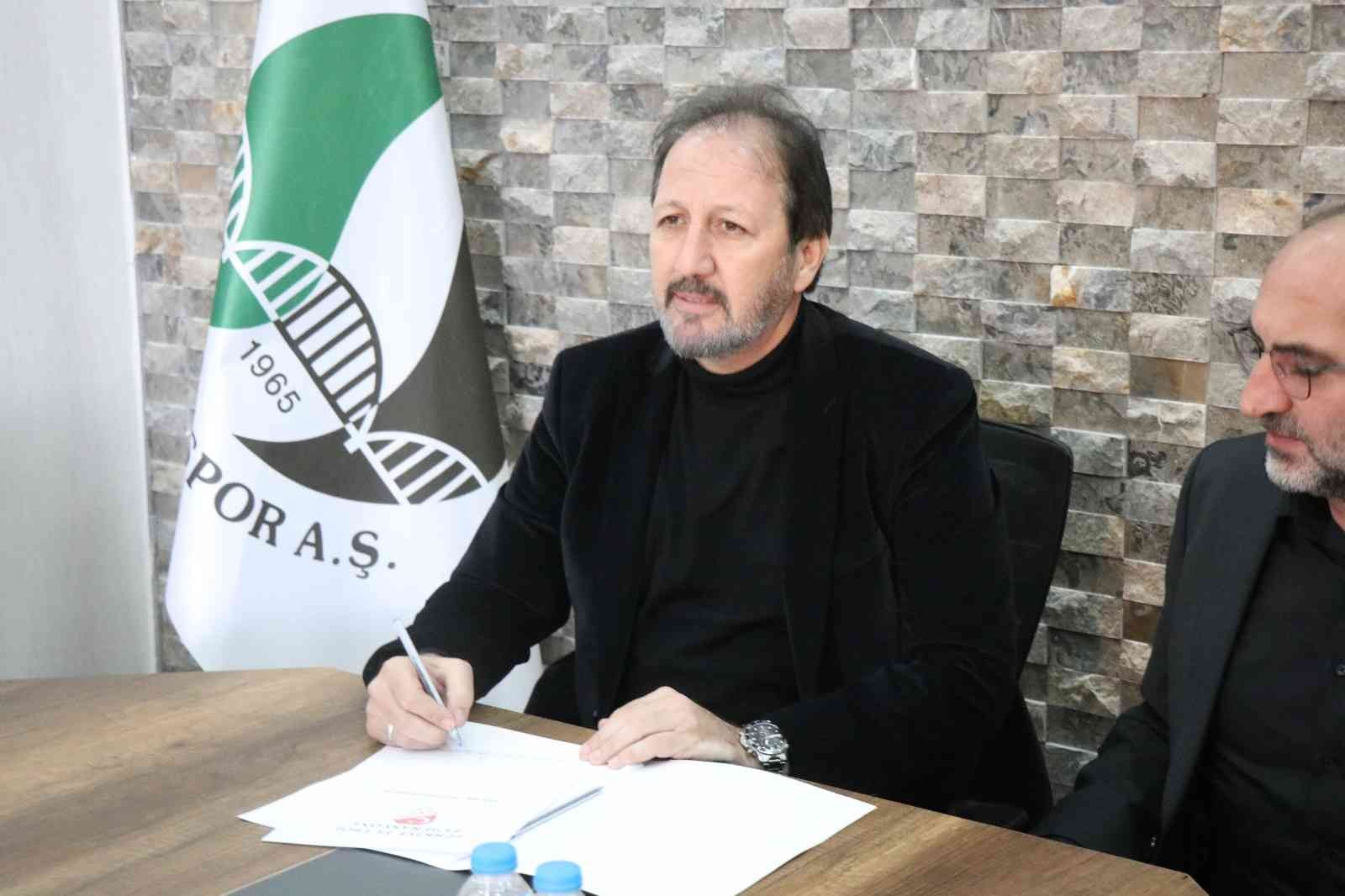 SAKARYASPOR'DA SERKAN ÖZBALTA'DAN BOŞALAN TEKNİK DİREKTÖRLÜK KOLTUĞUNA TANER TAŞKIN GETİRİLDİ
