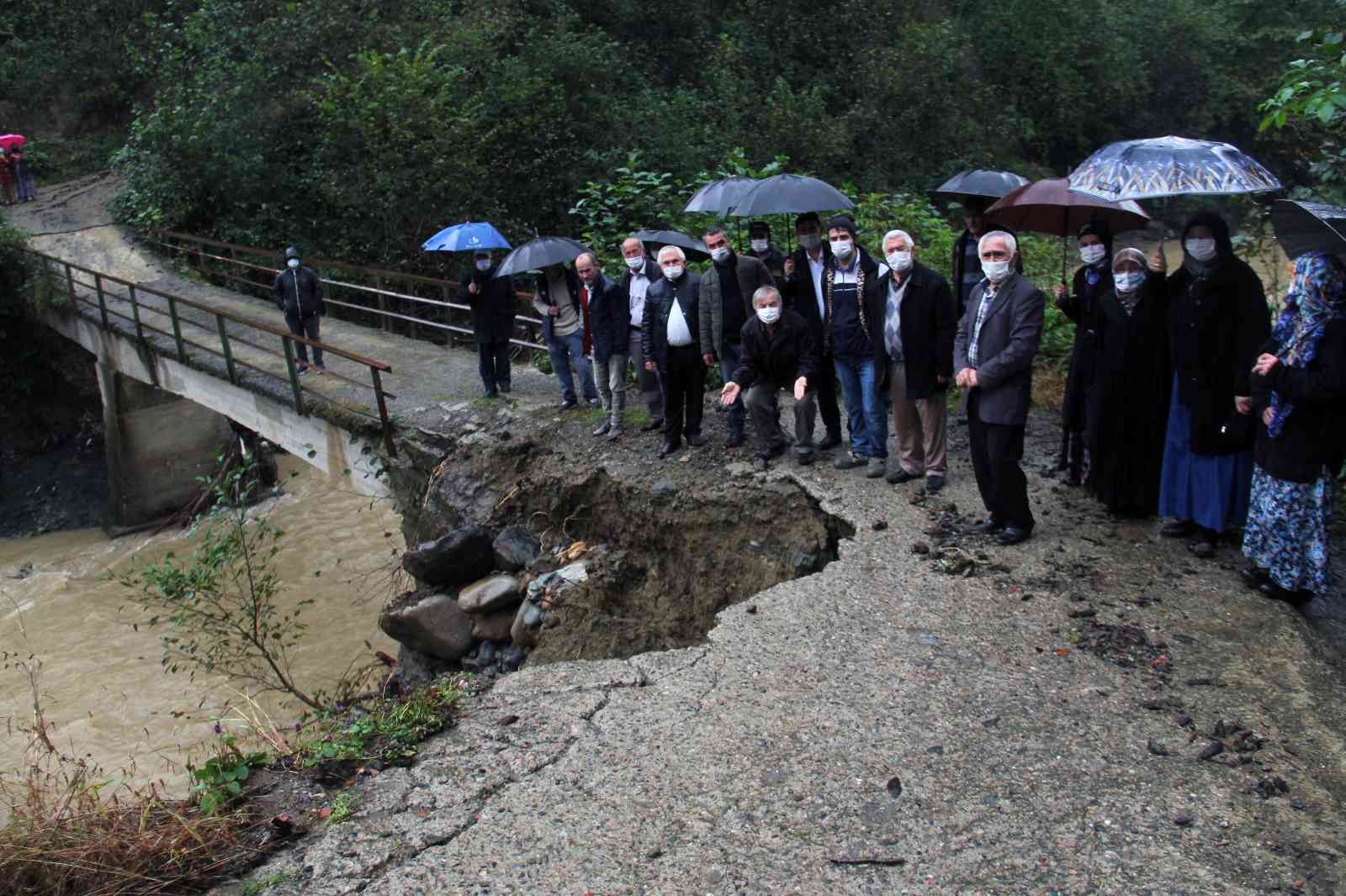 GİRESUN'UN GÖRELE İLÇESİNE BAĞLI KARAKEŞ KÖYÜNDE 20'DEN FAZLA HANENİN YAŞADIĞI MAHALLE SAKİNLERİ BASINDA YER ALAN HABERLERİN ARDINDAN NİHAYET KÖPRÜLERİNE KAVUŞUYOR
