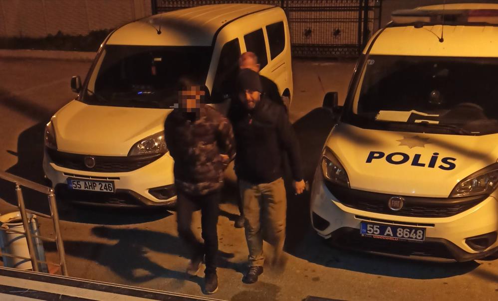 SAMSUN'UN BAFRA İLÇESİNDE POLİS EKİPLERİNCE DURDURULAN ARAÇTA BIÇAK VE UYUŞTURUCU ELE GEÇİRİLDİ