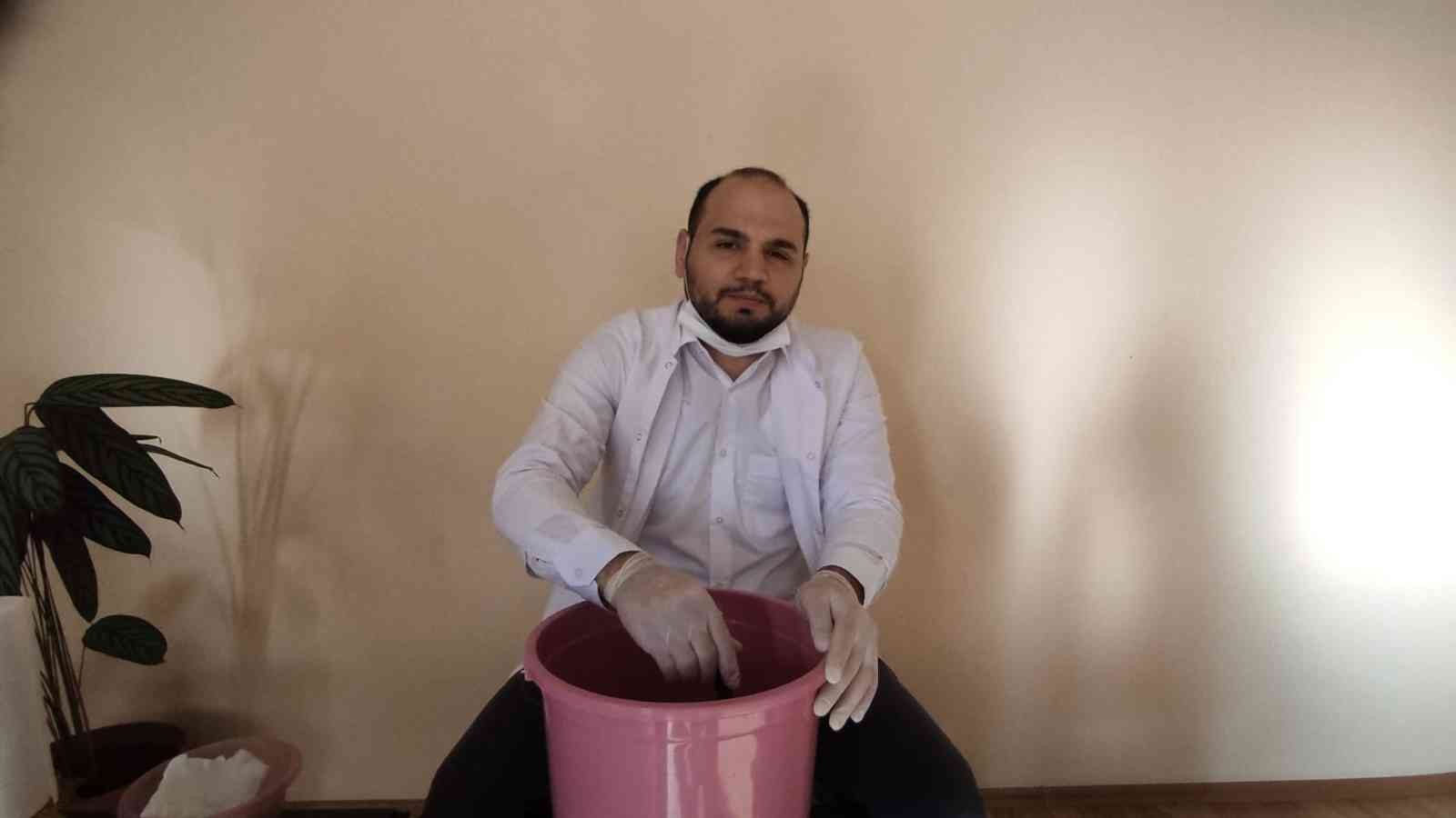 GİRESUN'UN EYNESİL İLÇESİNDE FINDIK YAĞINDAN SABUN ÜRETEN TIP FAKÜLTESİ ÖĞRENCİSİ SEMİH GÜREL, FINDIK SABUNUNUN SEDEF, EGZAMA, MANTAR HASTALIKLARININ YANINDA; SİVİLCE VE SAÇ DÖKÜLMESİNE DE İYİ GELDİĞİNİ SÖYLEDİ