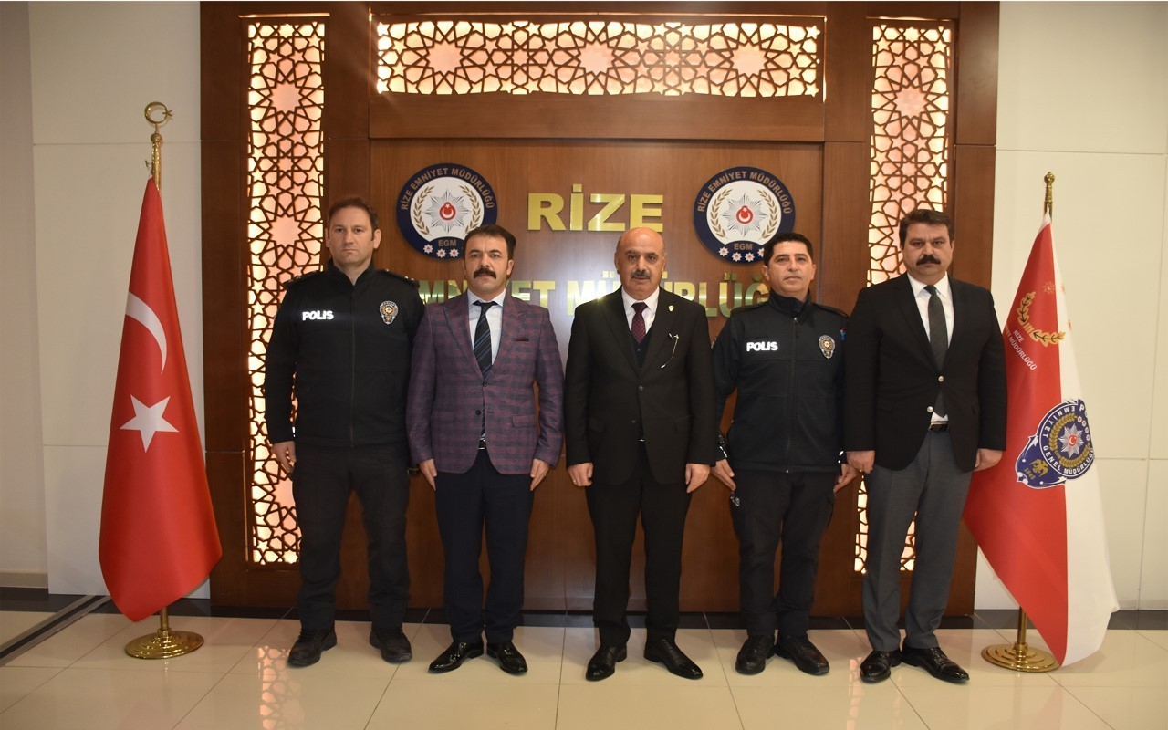 RİZE'DE İL EMNİYET MÜDÜRÜ NURETTİN GÖKDUMAN TARAFINDAN BAŞLATILAN "AYIN PERSONELİ" UYGULAMASINDA AYIN POLİSİ SEÇİLEN ; POLİS MEMURLARI BURAK ÖZKAN VE MUSTAFA GÜNEN ÖDÜLLENDİRİLDİ